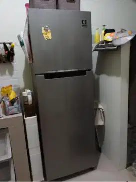 Dijual cepat Samsung kulkas 2 pintu 256 L RT25