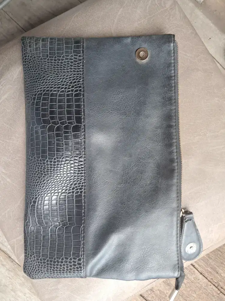 Clutch hitam kolas