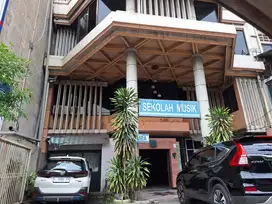 GEDUNG 4½ LANTAI DI RAYA MANYAR STRATEGIS LALU LINTAS PADAT