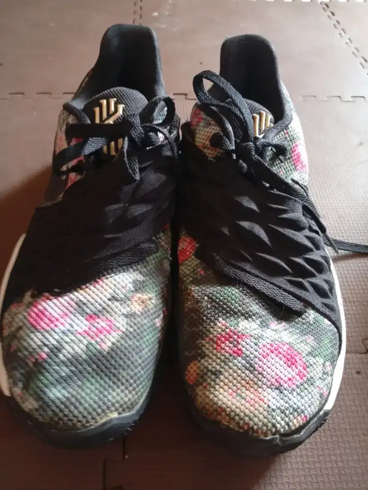 NK KYRIE LOW FLORAL second size 42 insole 26,5cm
