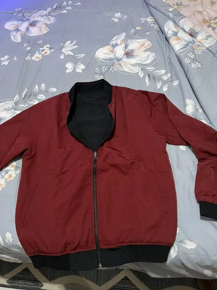 jaket dua sisi bisa merah atau hitam yg di bagian luarnya