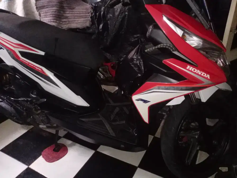 Honda Beat  warna merah eco.f1