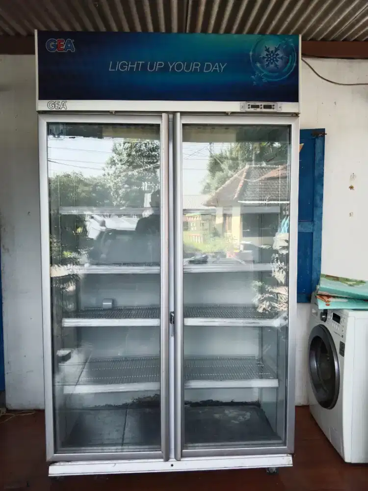 Showcase dua pintu