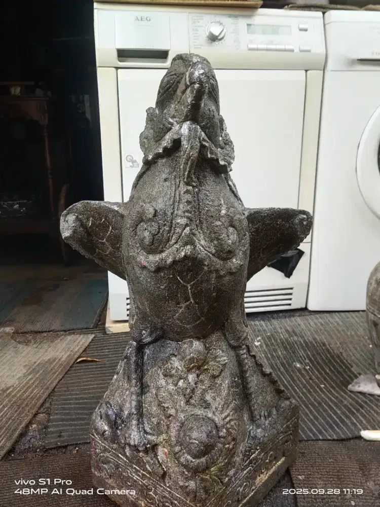 Patung burung dari batu alam