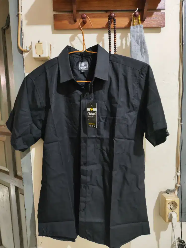 Kemeja Hitam Pendek Pria Uk L