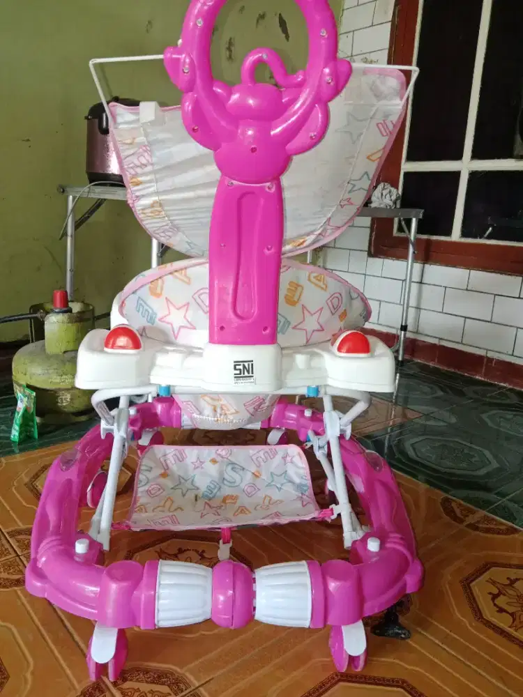 Baby walker bisa jdi ayunan juga multifungsi