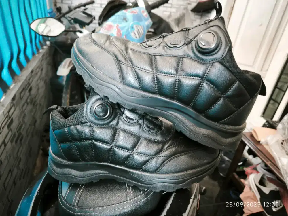 Sepatu Outdoor kulit size 41 merk De Base