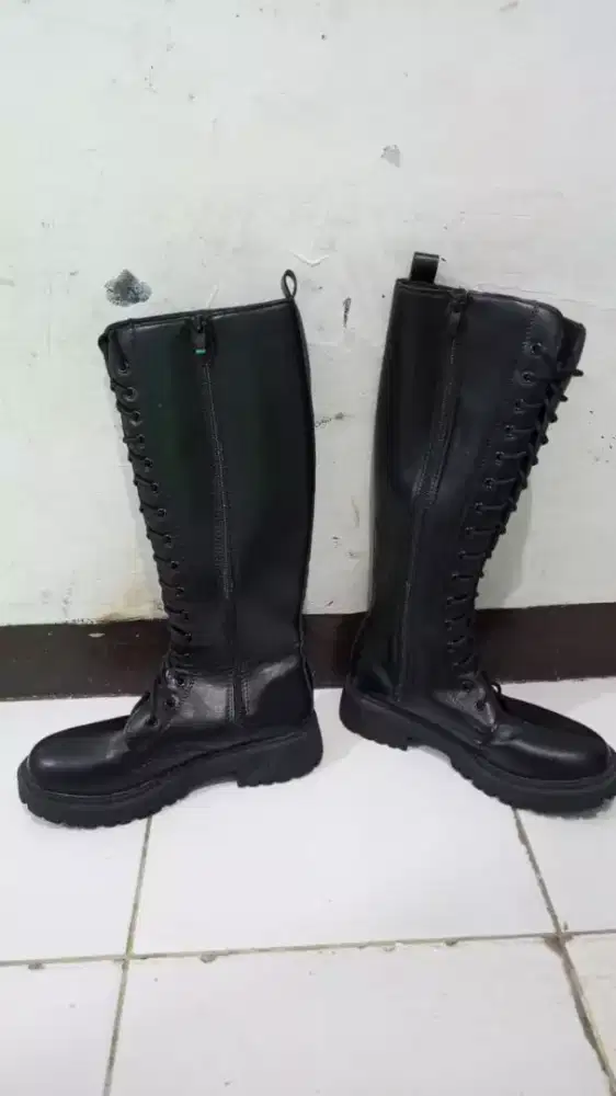 Sepatu boots tinggi wanita