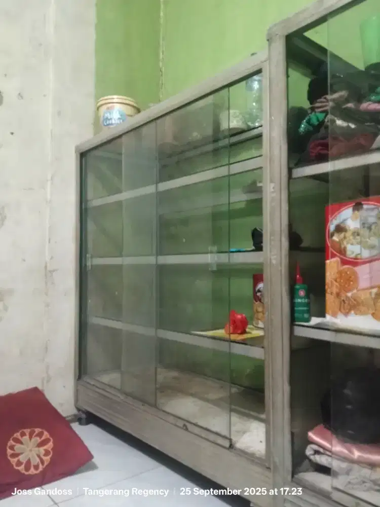 Etalase kuat joss