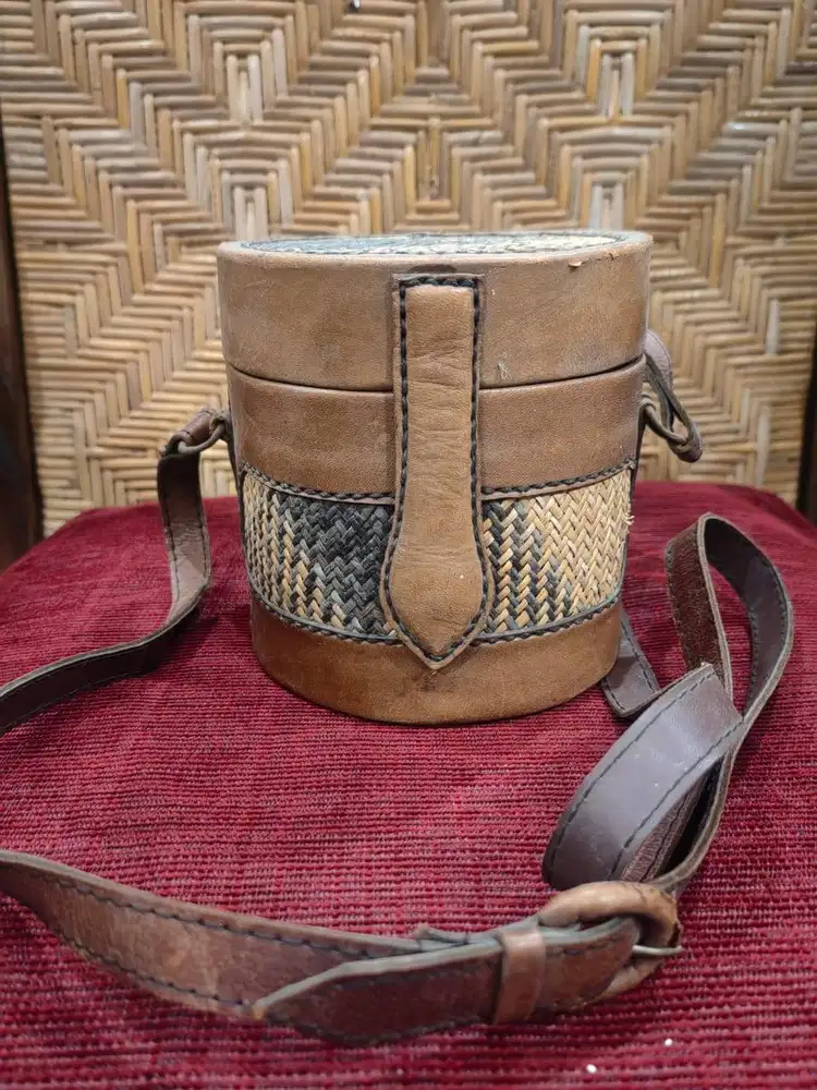 Tas Selempang Etnik – Rotan & Kulit dengan Lining Batik   Tas selem