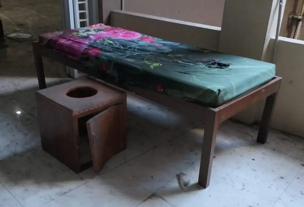 Dipan Ranjang kayu Massage / Pijet
