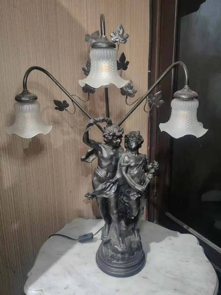 Lampu Eropa Antik – Patung Figurine & Kap Kaca Mewah