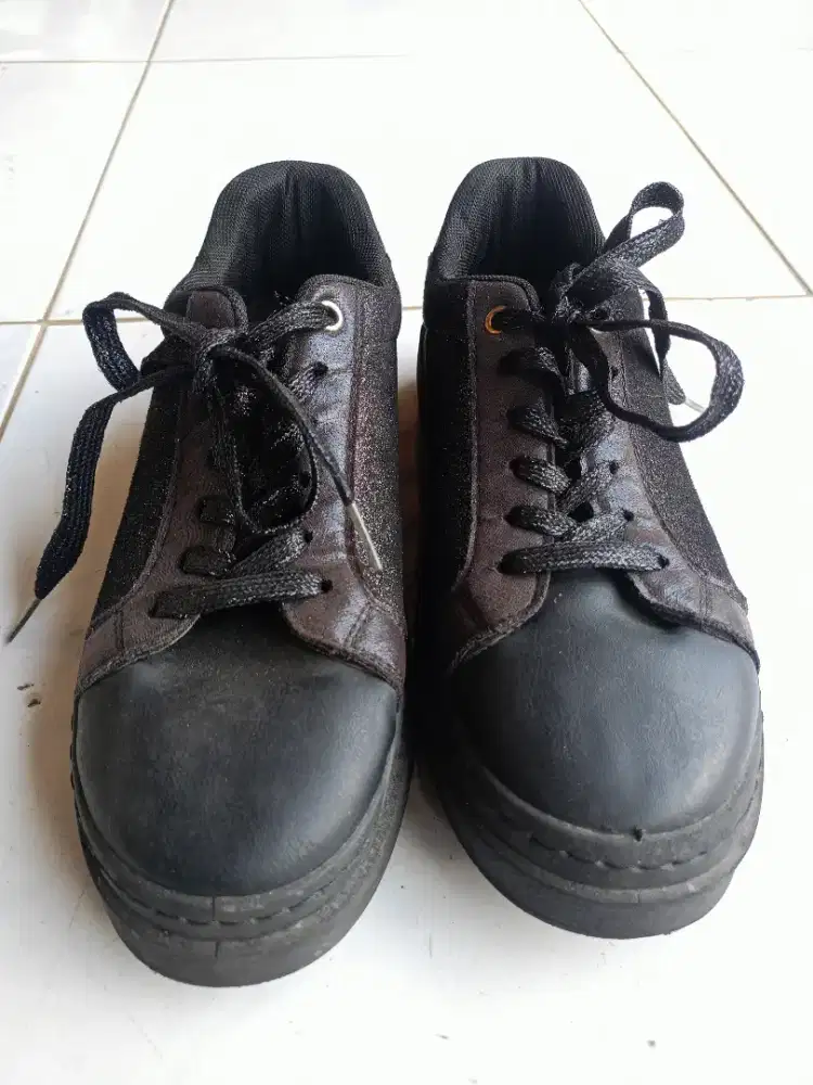 Sepatu sneakers wanita import merk Miss Black