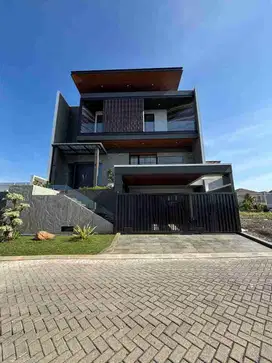 Dijual Rumah Mewah Baru 3,5 Lantai Perumahan Elit Citraland Surabaya Barat