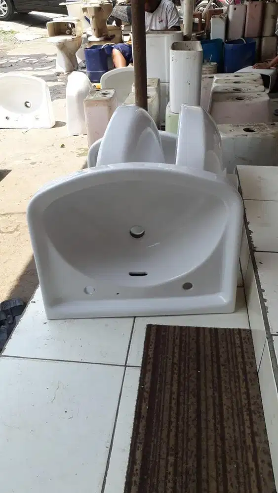 Wastafel toto model gantung