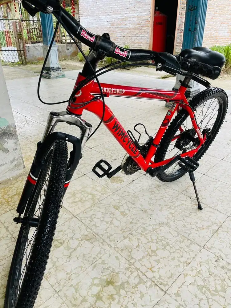 Menjual sepeda gunung