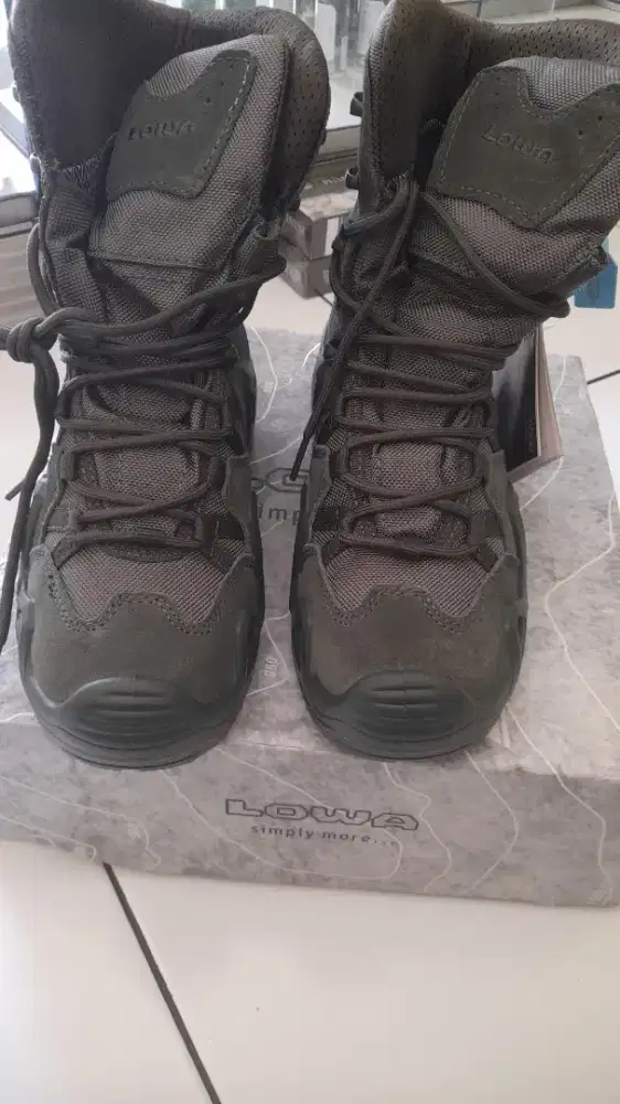 Sepatu gunung Lowa