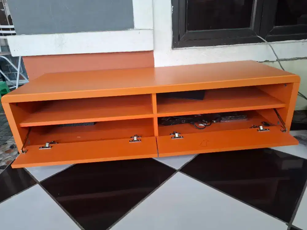 Meja tv berlaci