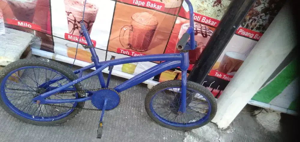 Sepeda BMX biru