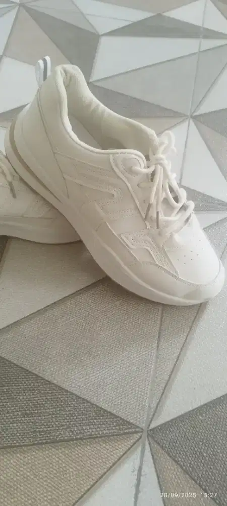 Sepatu sneakers putih