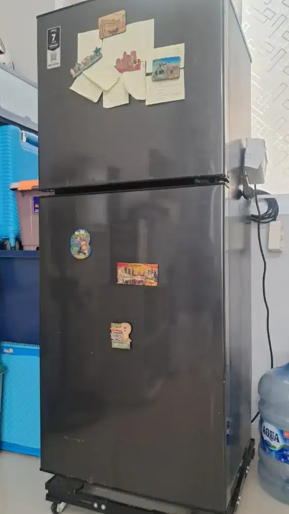 Kulkas 2 pintu merek aqua