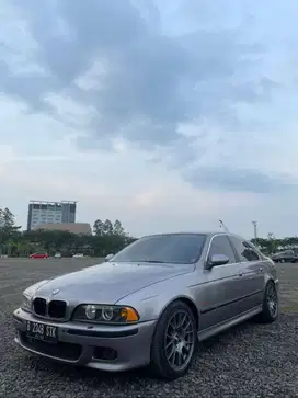 BMW E39 528i tahun 1997 (M5 look facelift 2003)