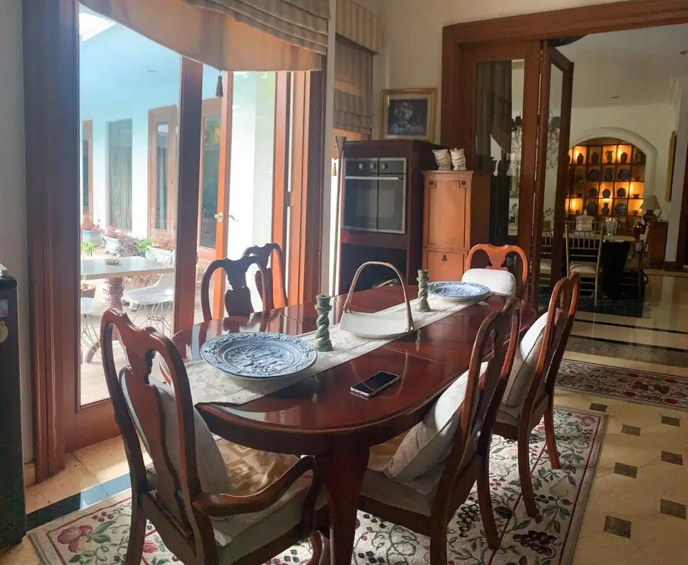 Meja makan oval kayu dengan 6 kursi