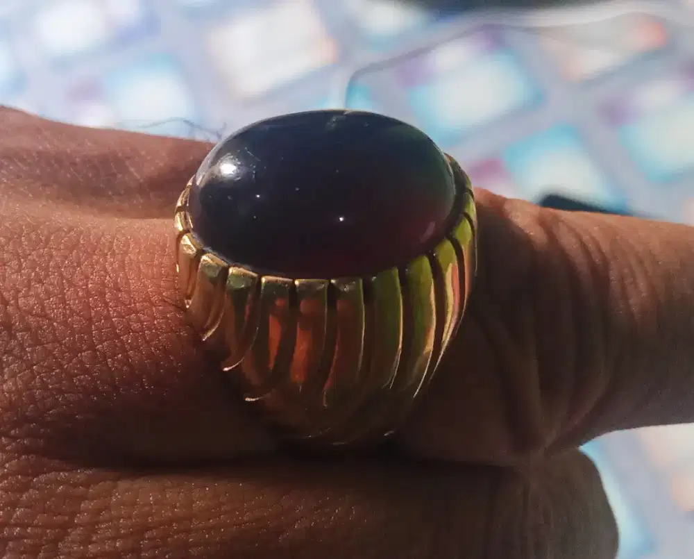 Cincin batu hitam