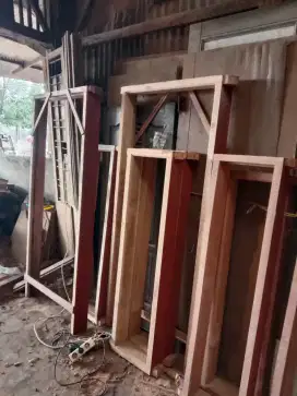 Kusen pintu nya ready dari kayu bekas Meranti oven berkualitas