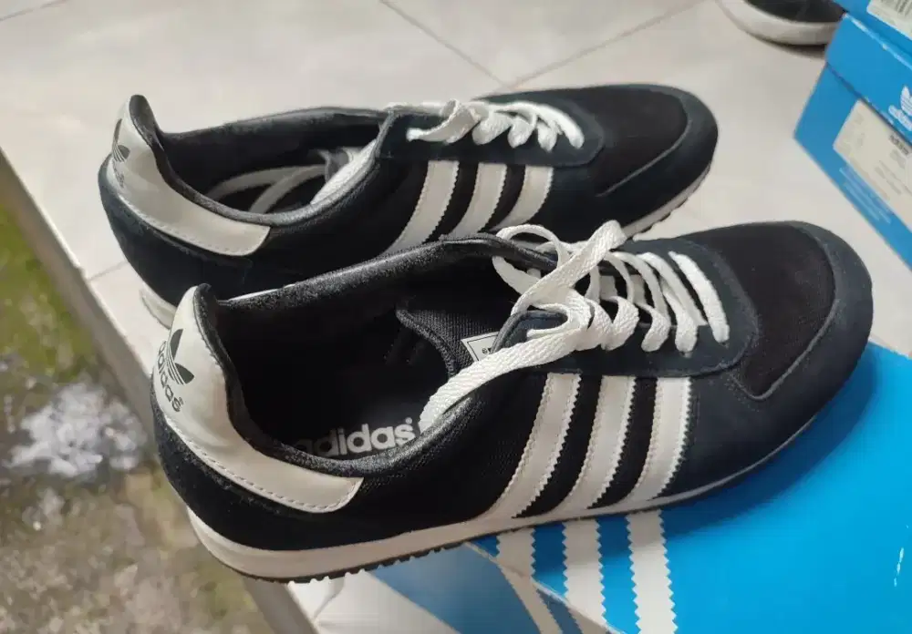 adidas racer black white