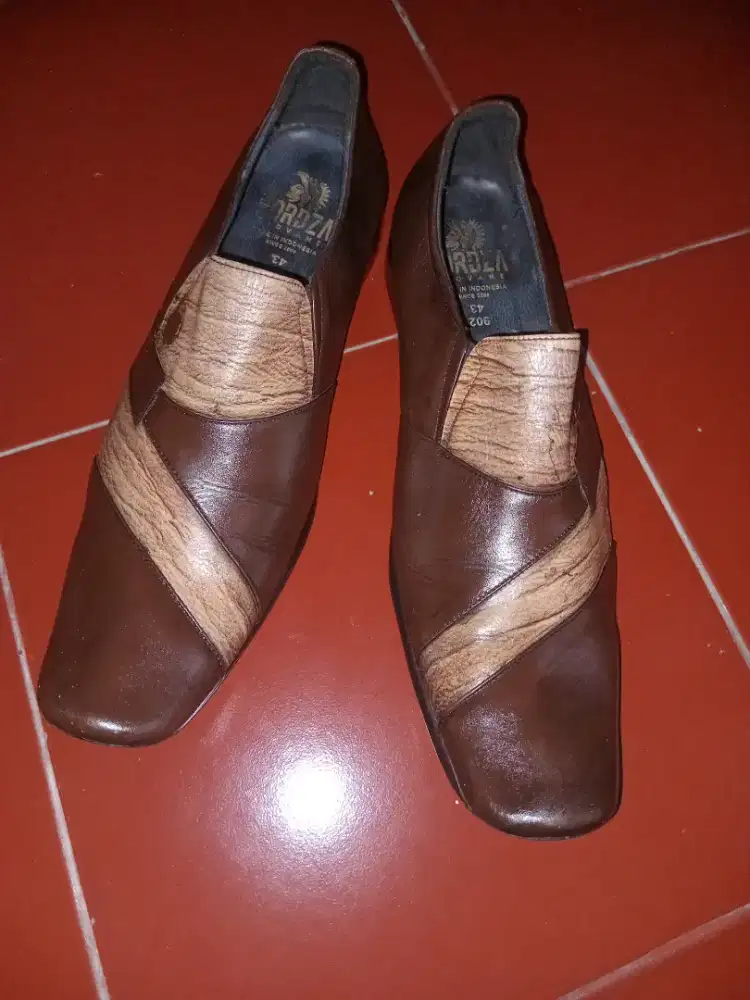 Sepatu Kulit pantofel Warna Coklat dan casual hitam