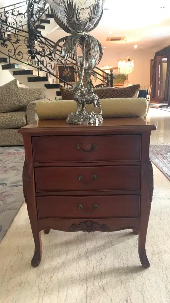 Bombe Chest/meja console kayu 3 laci dan rak putih dengan roda