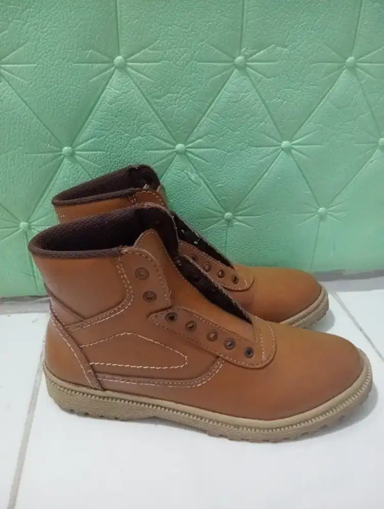 Sepatu gunung wanita