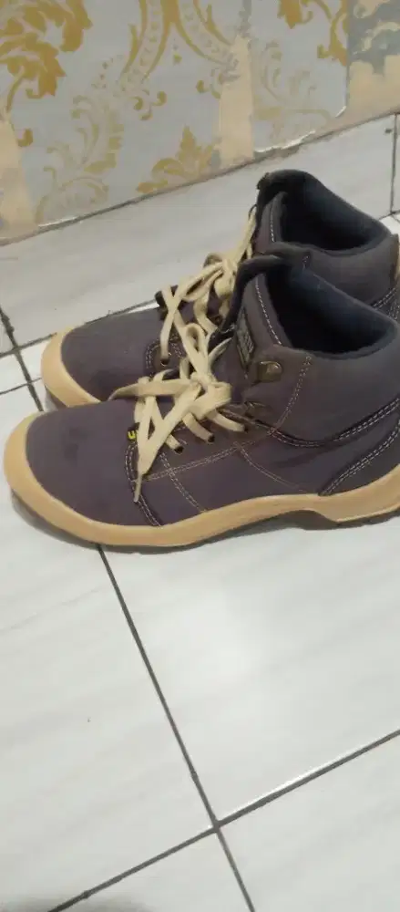 Sepatu safety Jogger no.41