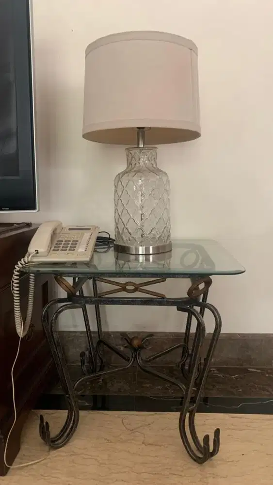 Meja samping kaca dan lampu meja kaca
