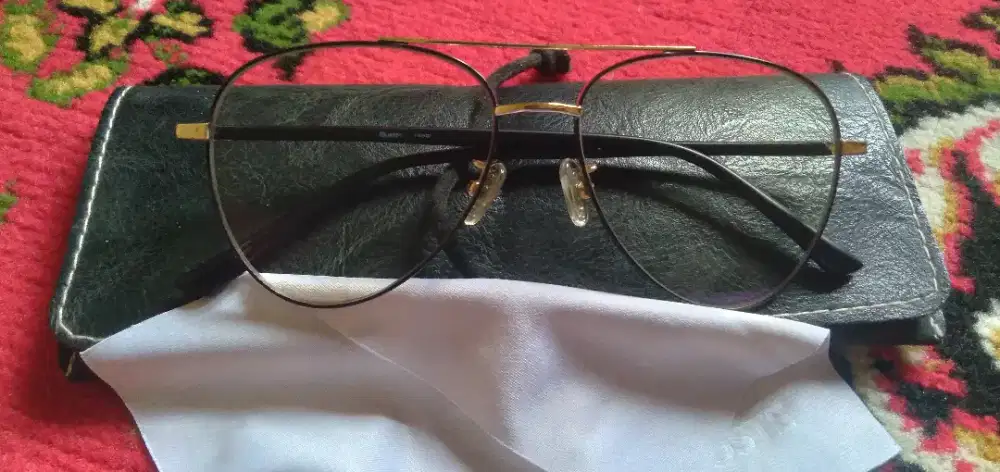 Kacamata model aviator