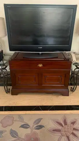 Meja TV kayu dengan laci