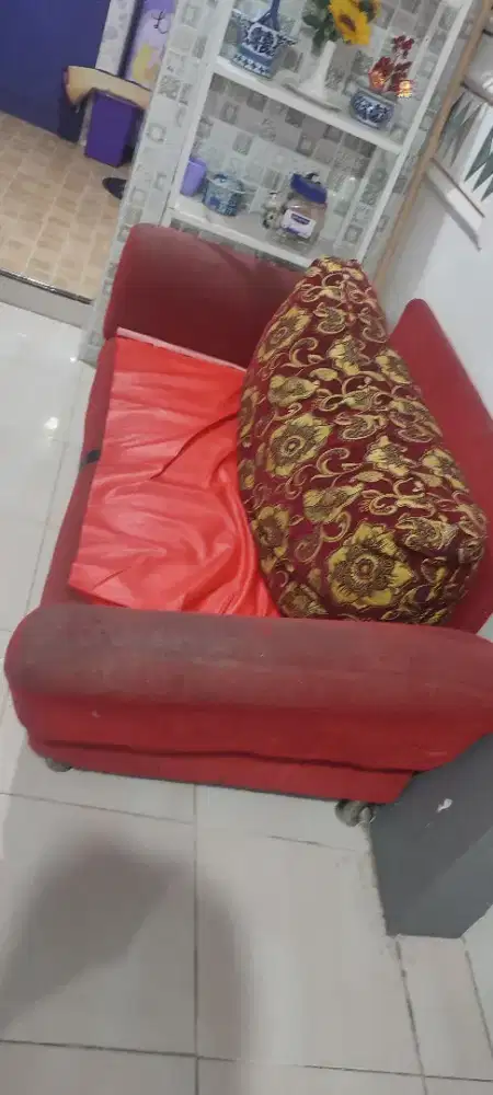 Jual sofa kondisi baik. Cm kaki 1 perlu perbaiki