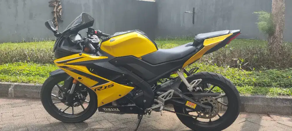Yamaha R 15 kuning