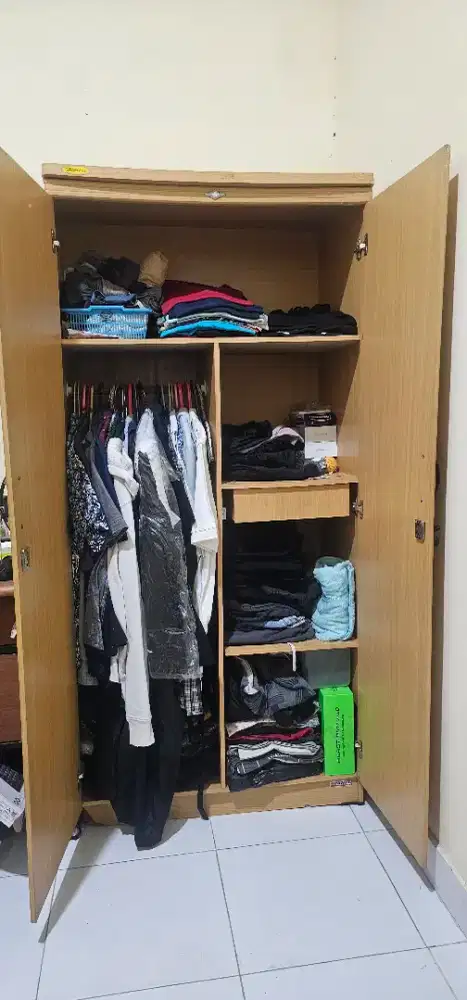 Lemari pakaian 2 pintu ayun