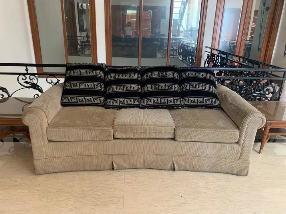 Sofa kain Cream + Meja kayu  + lampu meja (1750000cek deskripsi)
