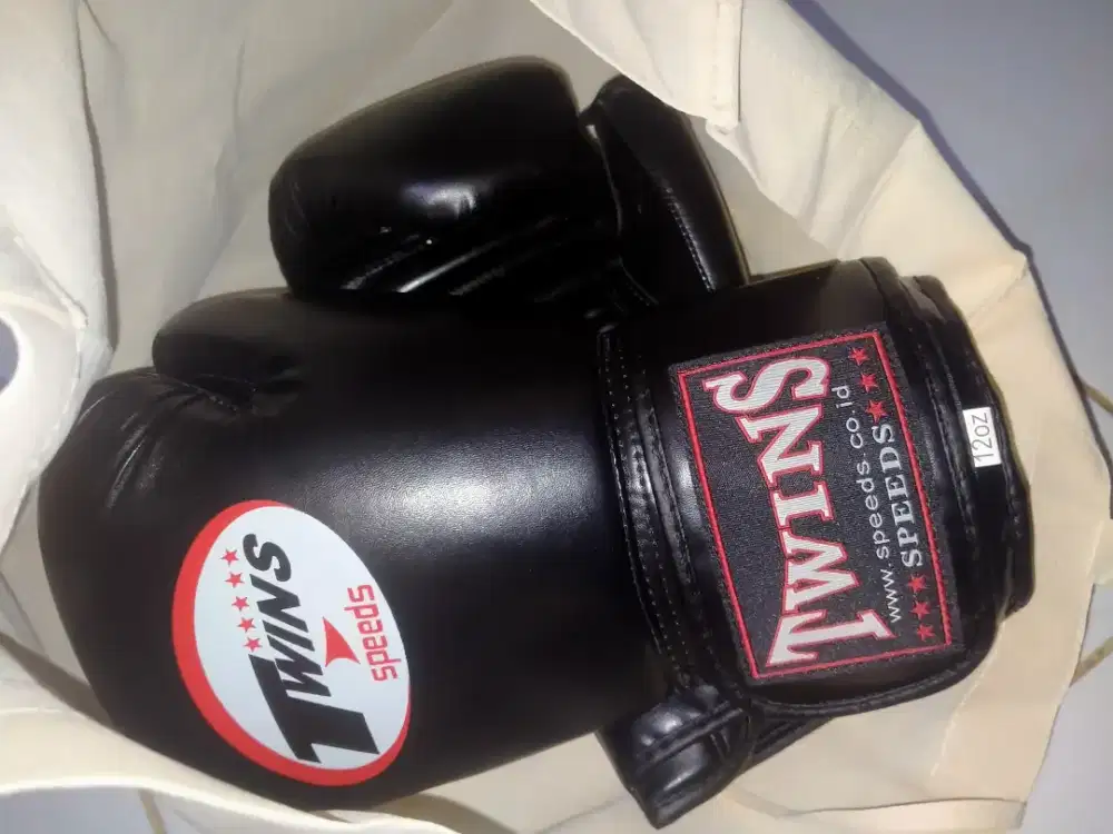 Sarung tangan tinju masih mulus bekas dari gym yg tutup