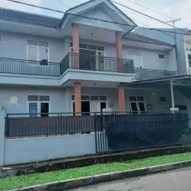 disewakan rumah dua lantai dalam komplek