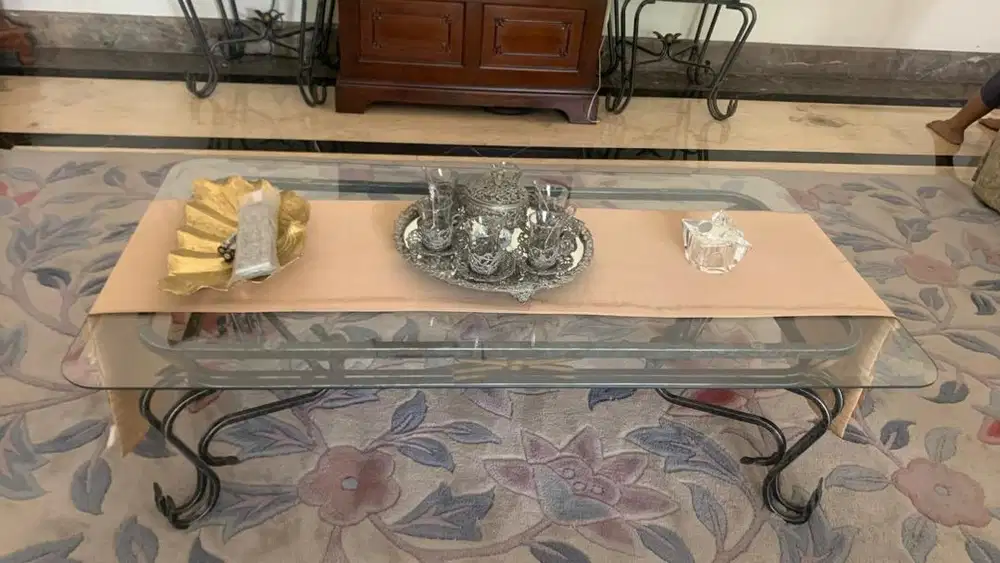 Meja tamu kaca dengan besi antik