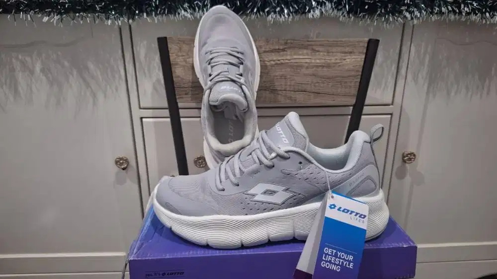 LOTTO size 42 - Sepatu LOT Deli (A/M) Original Silver