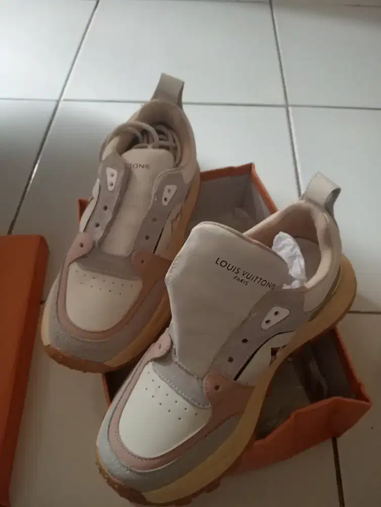 Sepatu luis viton