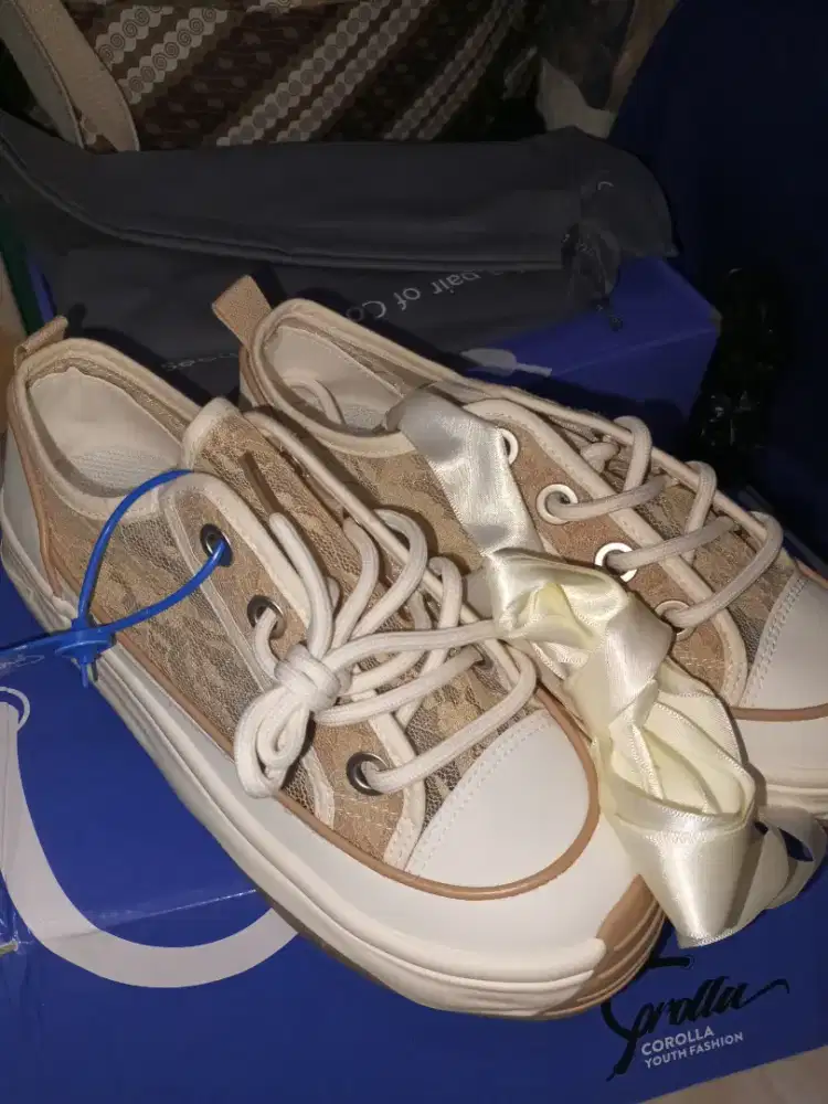 Sepatu Coquette Baru, Corolla