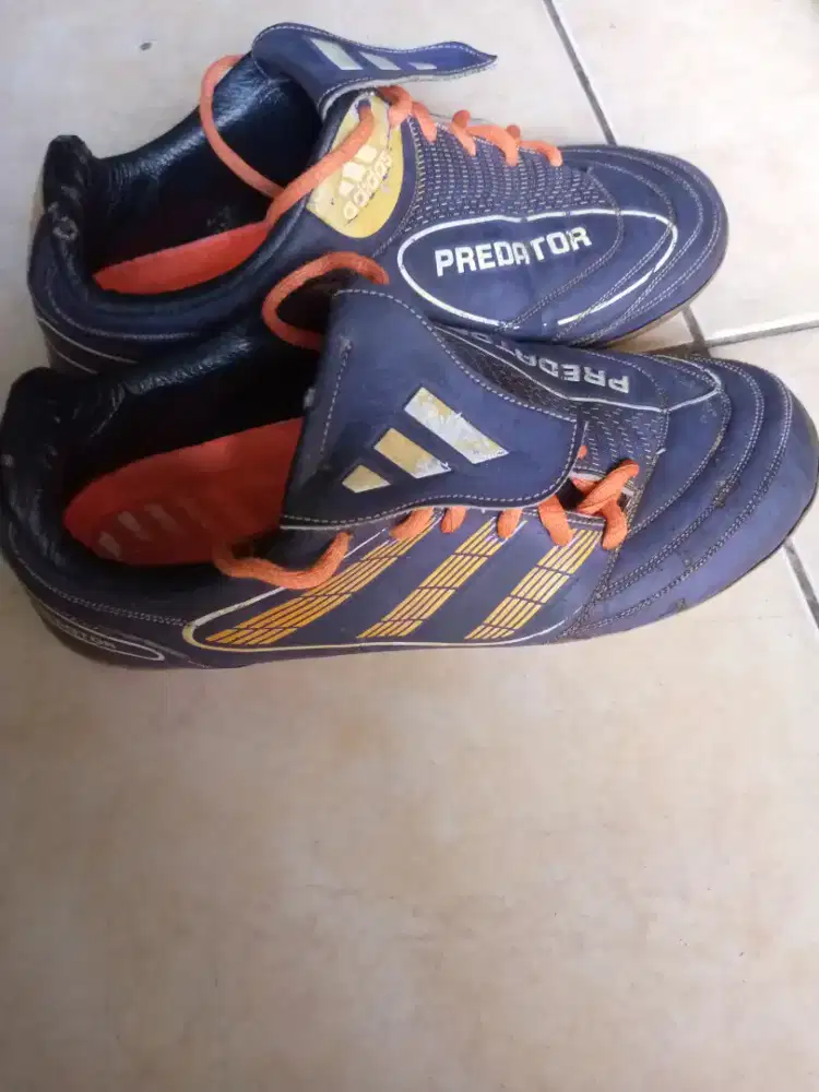 Sepatu futsal predator
