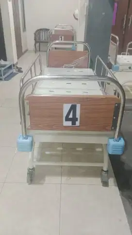 Tempat tidur rawat inap untuk ruangan pasien