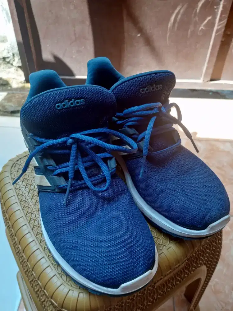 Dijual sepatu Adidas running ORI